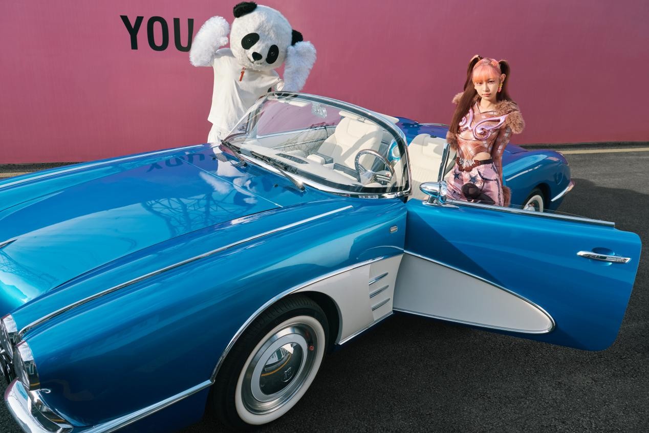 演绎不同时尚造型,痞幼红毯造型对比图