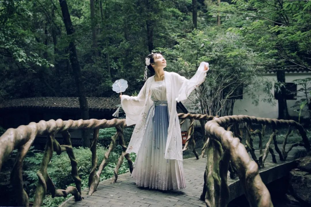 哪些适合发朋友圈的绝美诗词,形容人美的不可方物的诗词