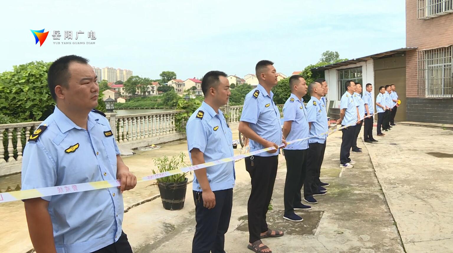 市禁违办“让*党**旗在禁违一线高高飘扬”志愿活动走进岳阳经开区木里港管理处辖区羊角山社区