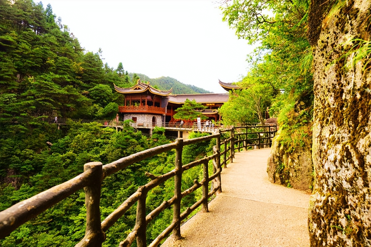 羊狮慕与张家界哪个好,江西明月山和羊狮慕哪个更值得去