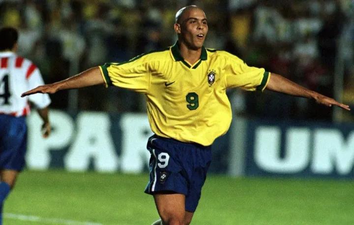 2002年世界杯罗纳尔多过人进球,罗纳尔多夺得了几次世界杯