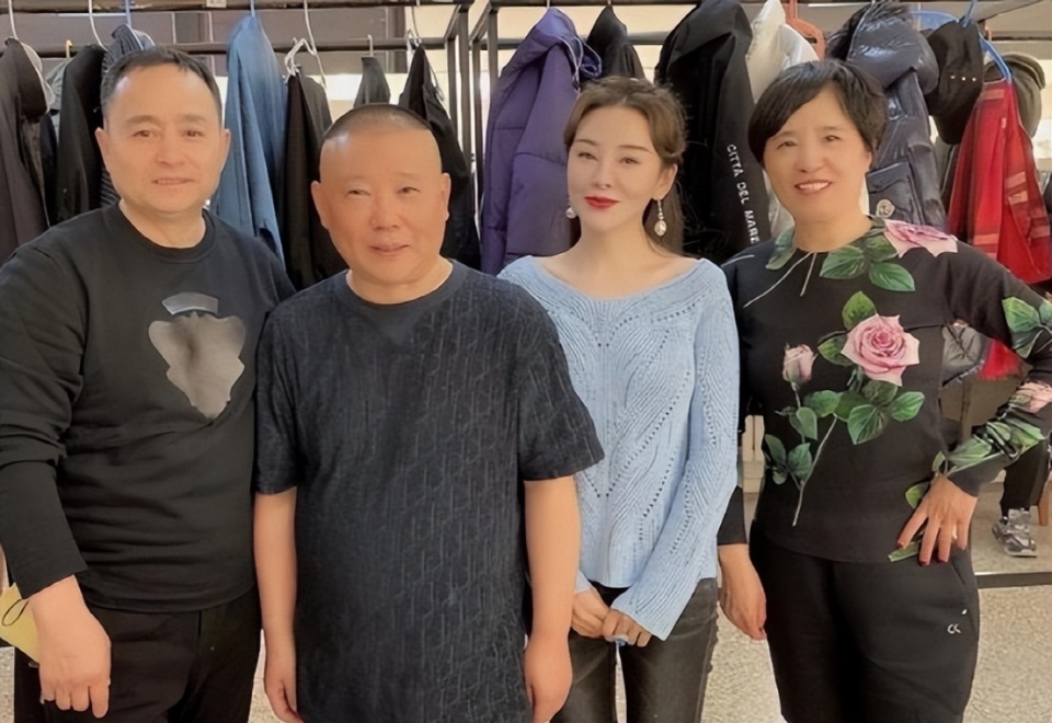 杨幂父母个人简介,杨幂爸爸妈妈资料照片曝光