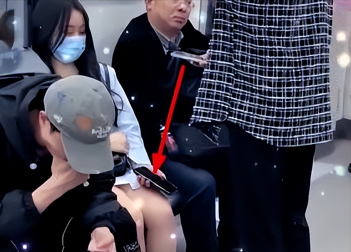 重庆，女子鞋带系成“单身”字样，吸引男子注意：男子秒懂加微信