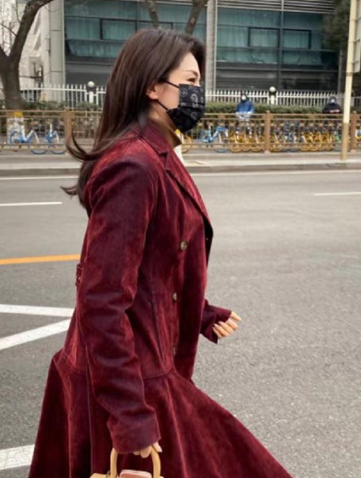 赵丽颖和张小斐同台穿的衣服,张小斐赵丽颖粉色大衣