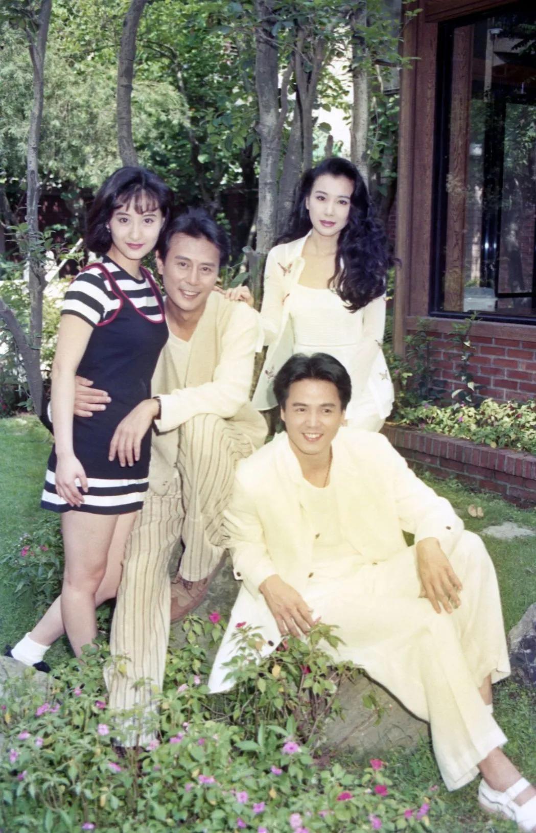 下跪替老公庆生，51岁冻龄美魔女这次也翻车了？