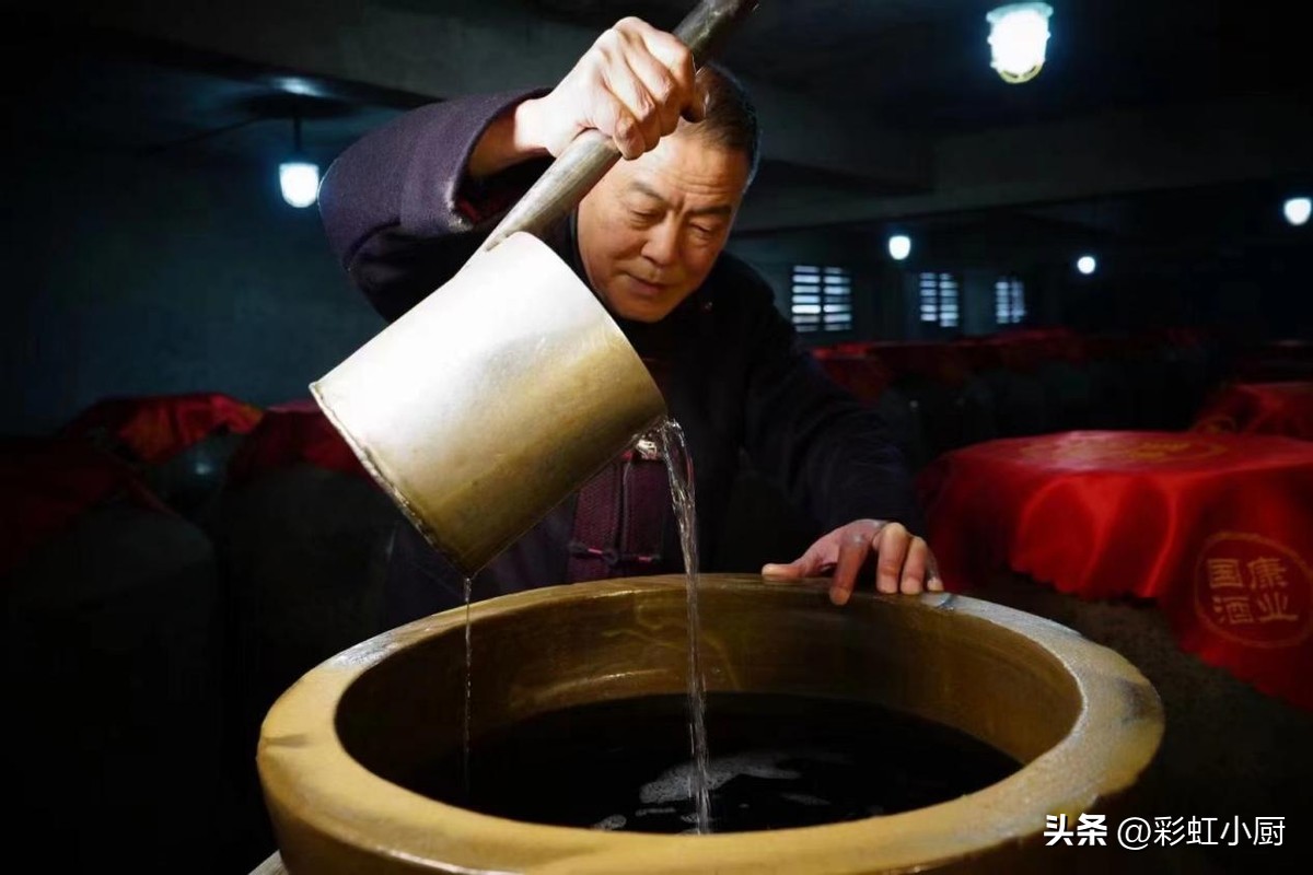 山东一服务员,每月凭着给客人“倒酒”就能挣不少钱,究竟是为啥