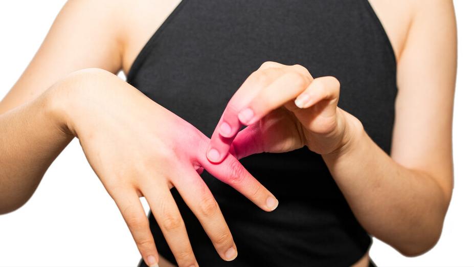 手指僵硬发胀怎么回事,手指僵硬不是风湿是怎么回事