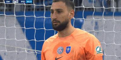 巴黎vs马赛比赛球迷冲入找梅西,法甲大巴黎大胜马赛梅西击中门柱