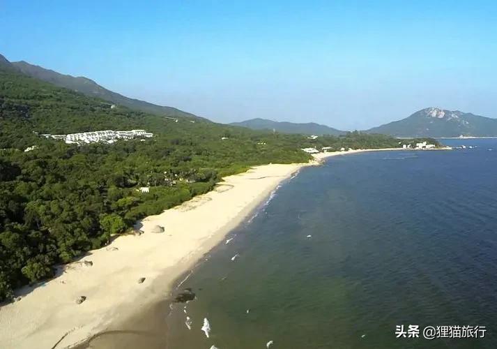 香港最大岛屿大屿山属于离岛区和荃湾区,有长沙海滩和水上棚屋