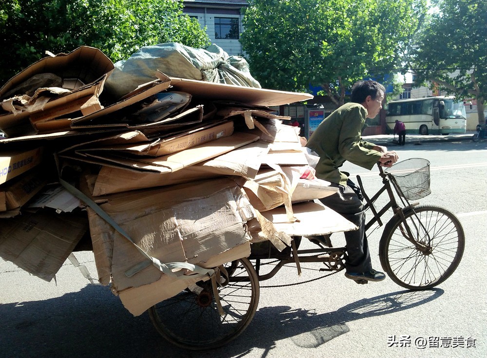 四川一老伯捡到“大便宜”，从垃圾堆翻出42年茅台瓶，专家：珍贵