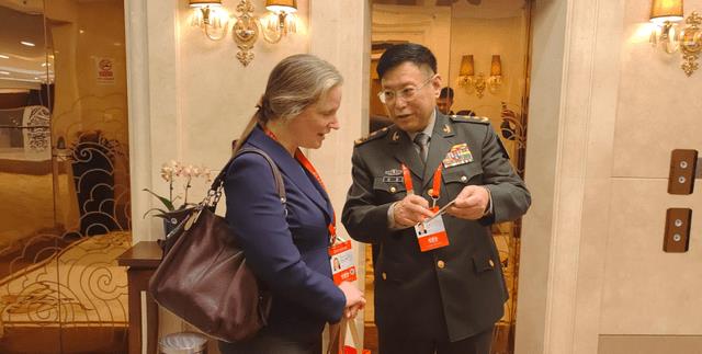 中将问一句话，美代表回答四个字，全场爆笑