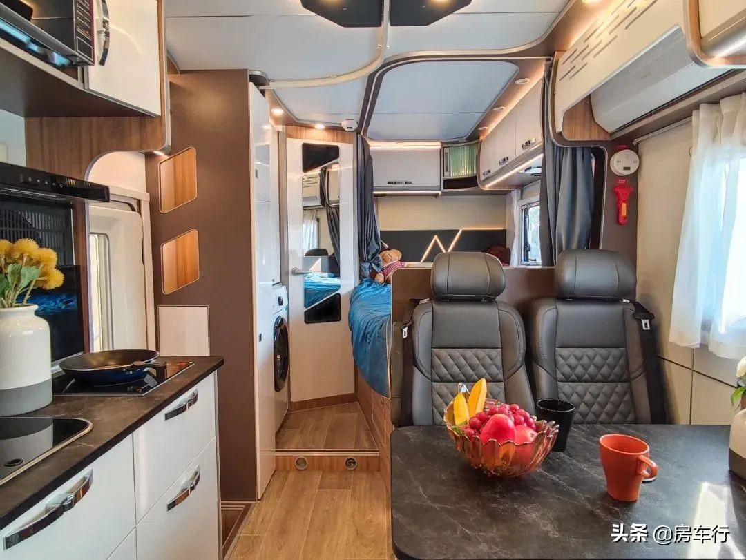 上汽跃进s1002.3t平头轻卡房车,2021年可可西里轻卡5.2t房车