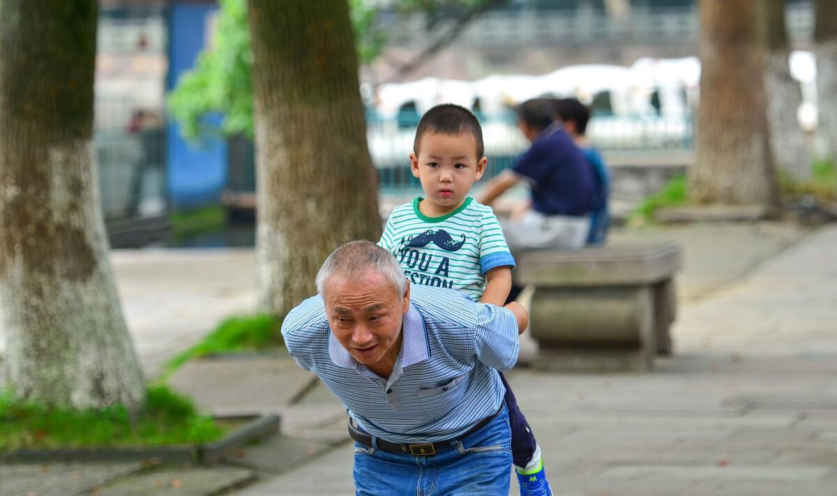 老人的钱给孩子好还是留着养老好,聪明的老人养老钱和子女怎样选择