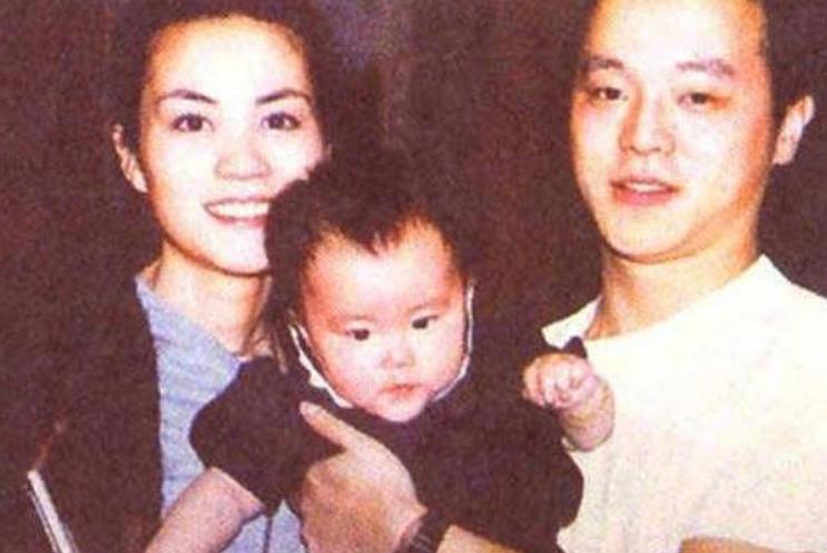 谢霆锋王菲逛街照曝光,谢霆锋王菲街头拍照王菲的穿搭