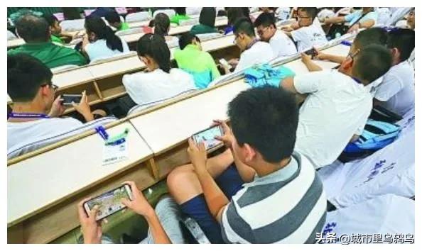 对学生玩手机的忠告,到底要不要给小学生偶尔玩手机