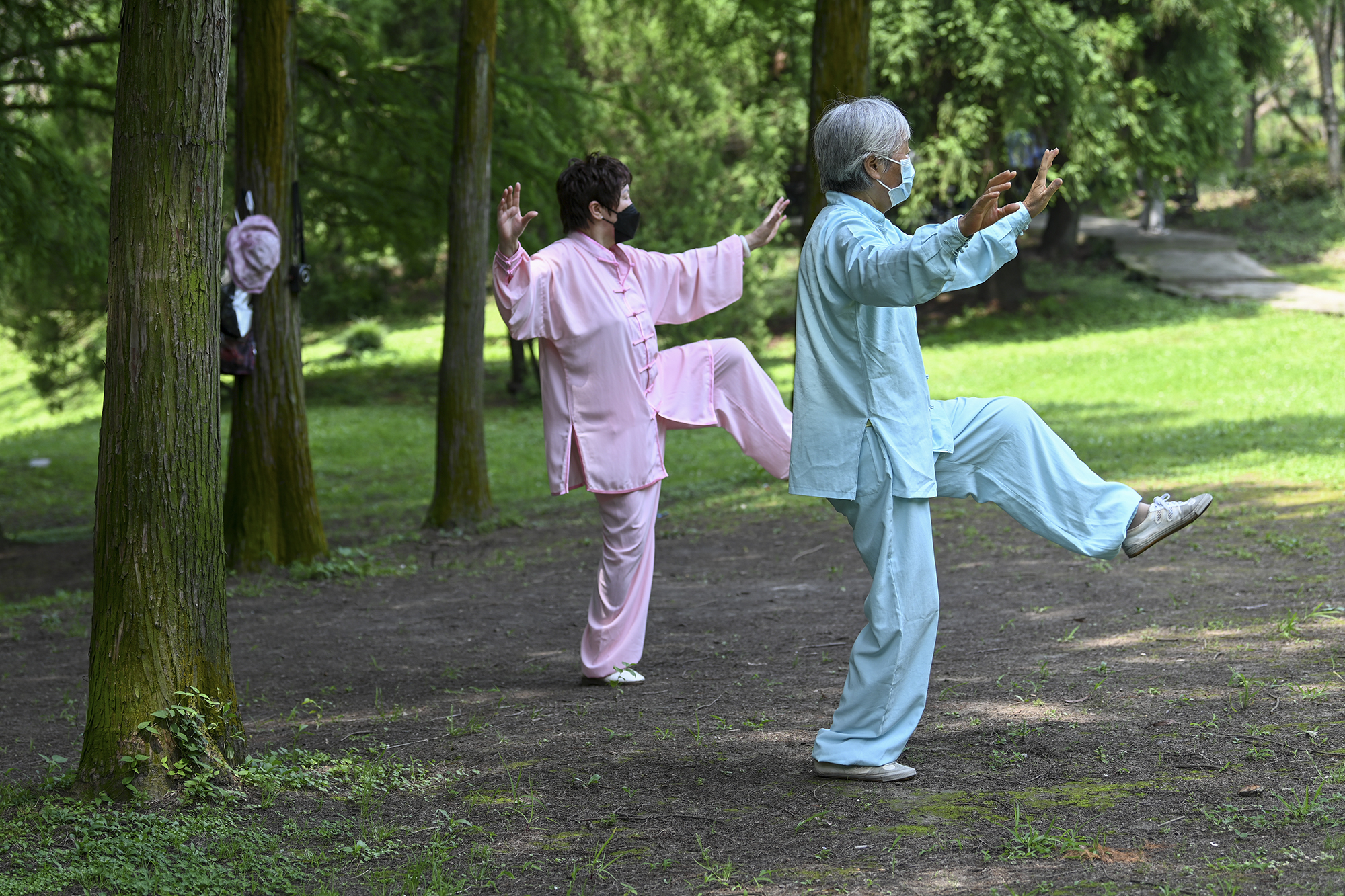 老人压腿的好处与坏处,老人压腿拉筋好吗