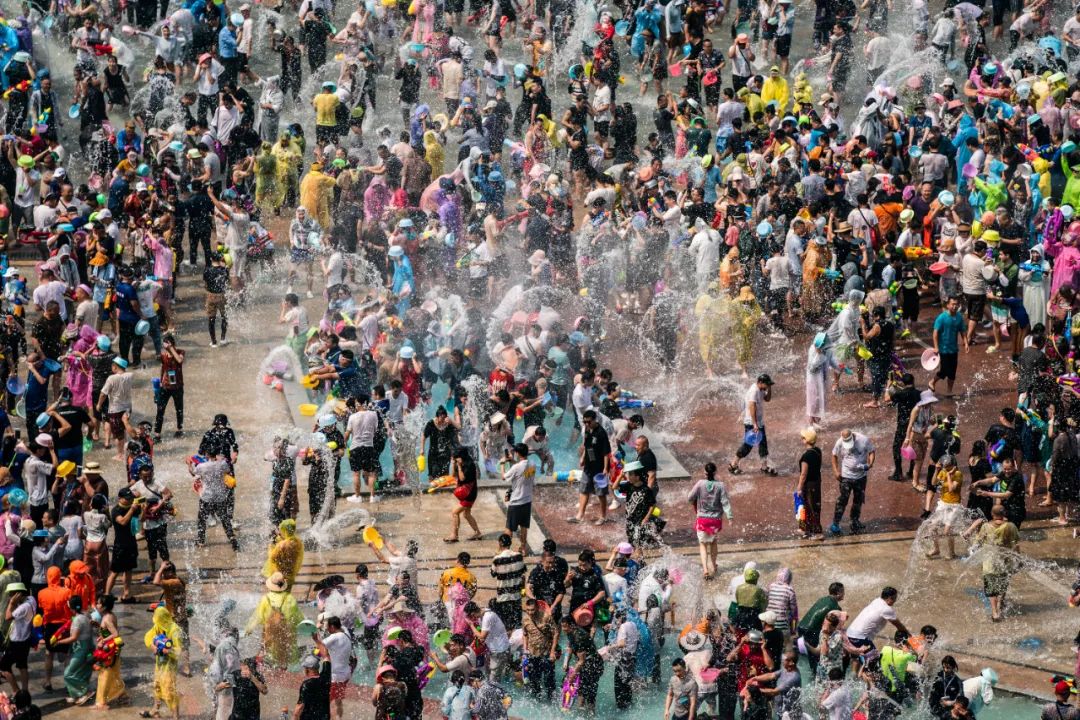 泼水节如何避免被泼,泼水节被人泼几下就急眼了