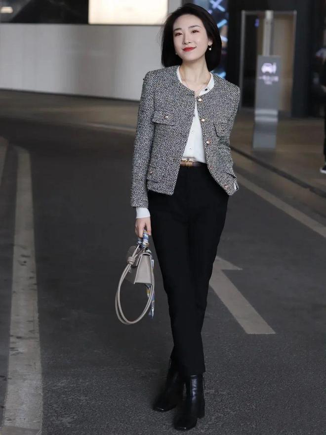 一字带凉鞋黑裤子搭配什么上衣,黑裤子怎么搭配洋气