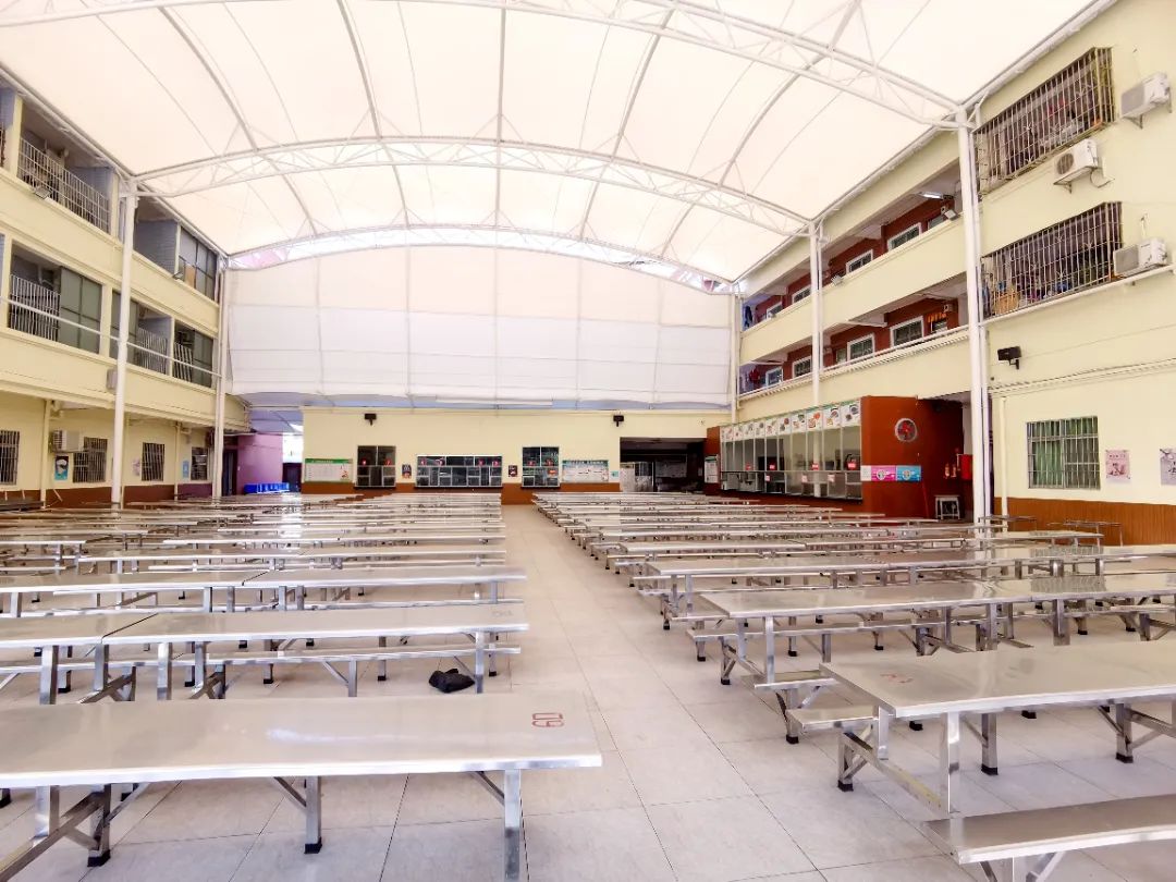 石碣四海学校和东盈学校哪个好,石碣四海学校2023年学费多少钱