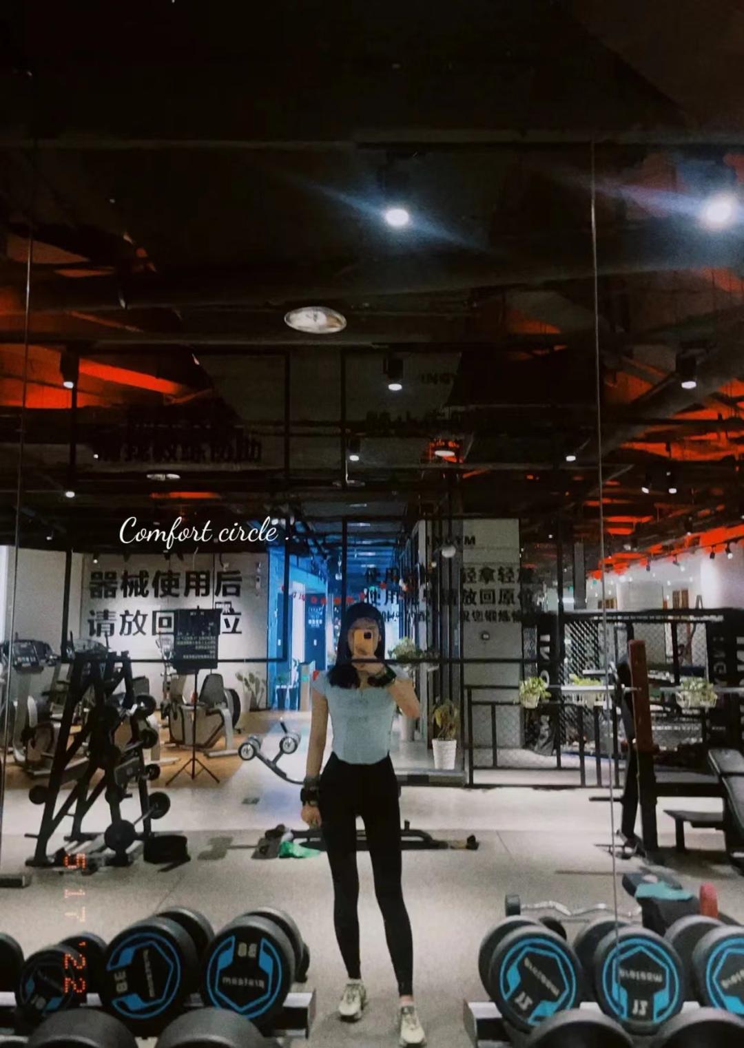 她自曝被要求“瘦到100斤才拥抱”？需要讨好的爱，当然不要