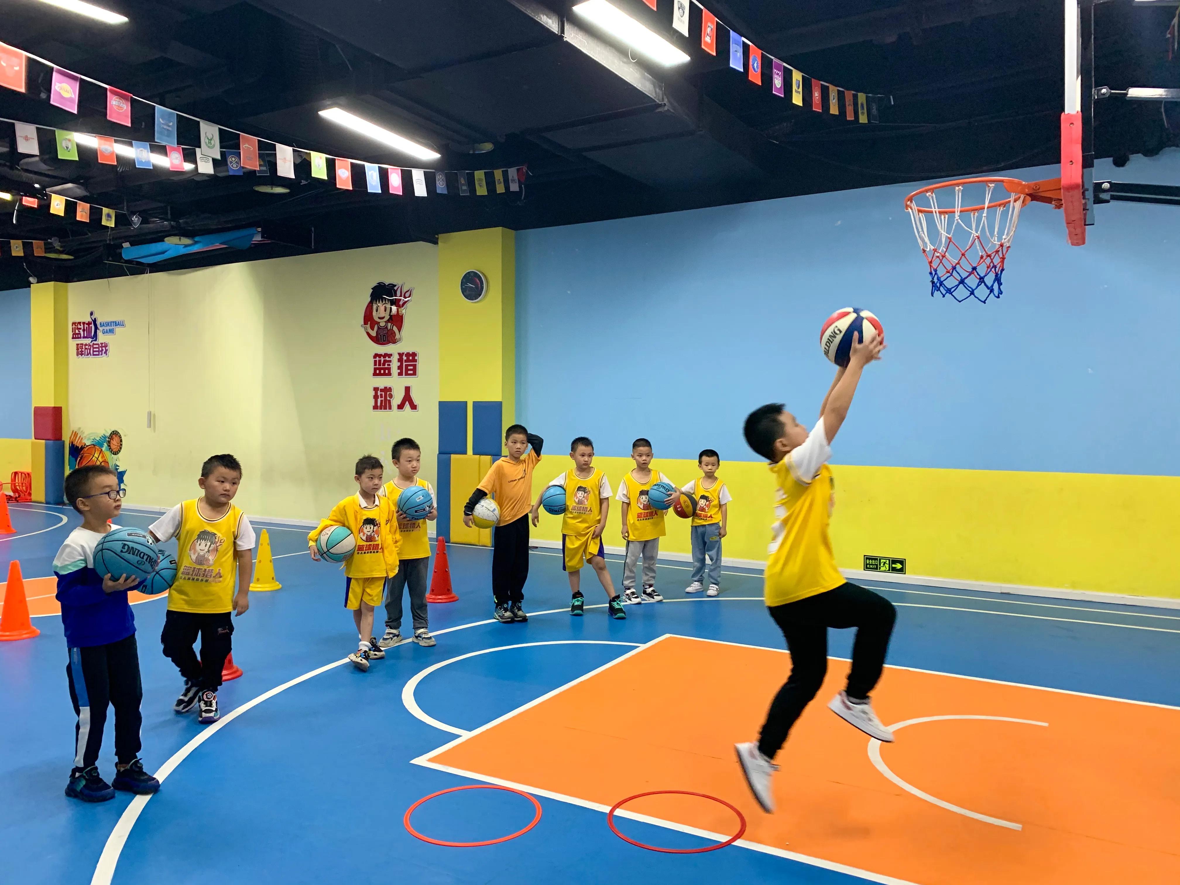 篮球场上的打球技巧,篮球场上的小动作和技巧