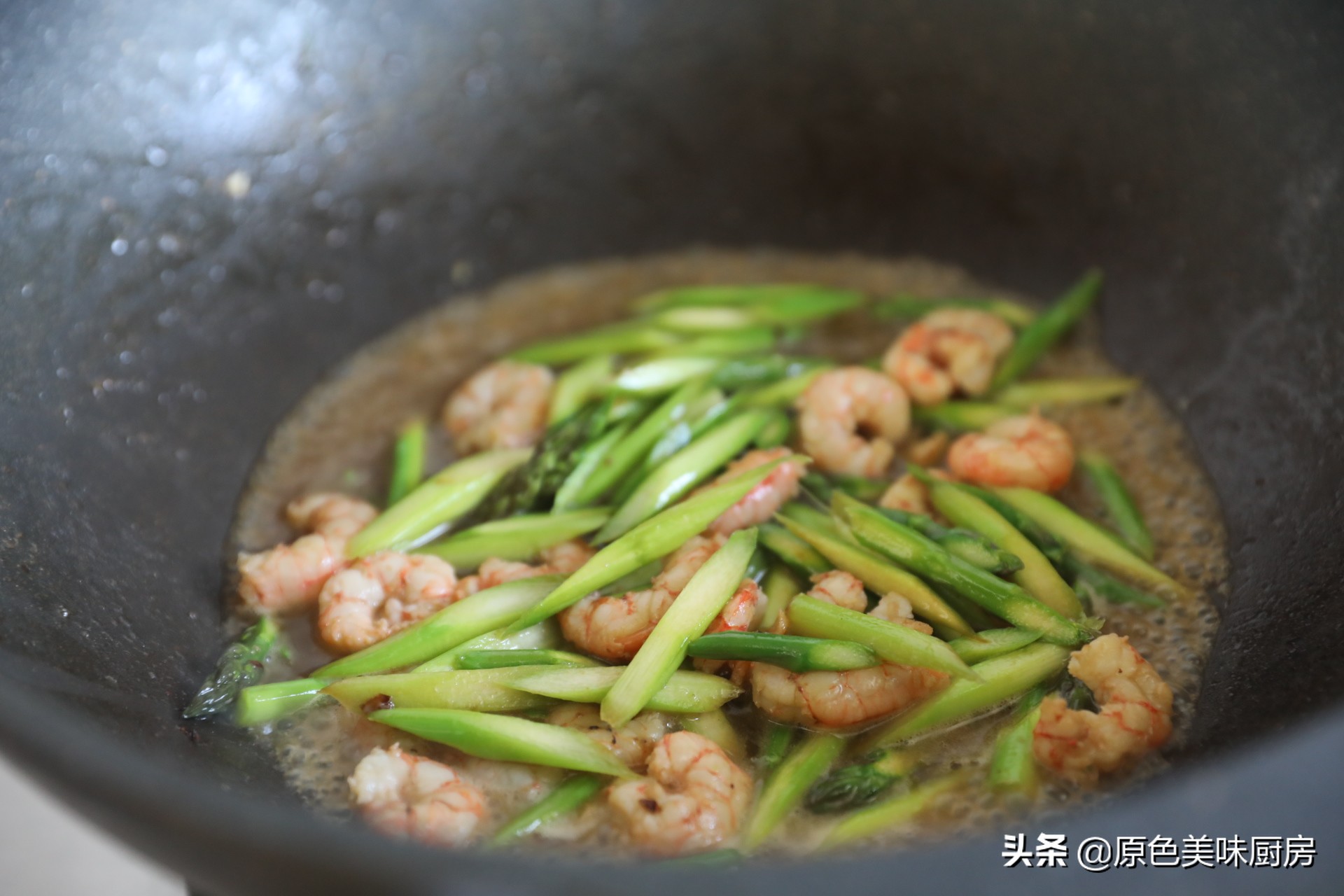 怀孕虾仁炒芦笋的家常做法,蛋白虾仁炒芦笋