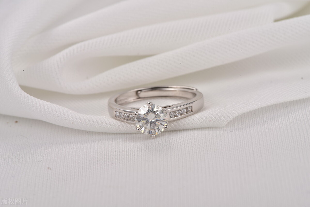 新人的结婚钻戒怎么选购才算完美,结婚新人如何挑选钻戒