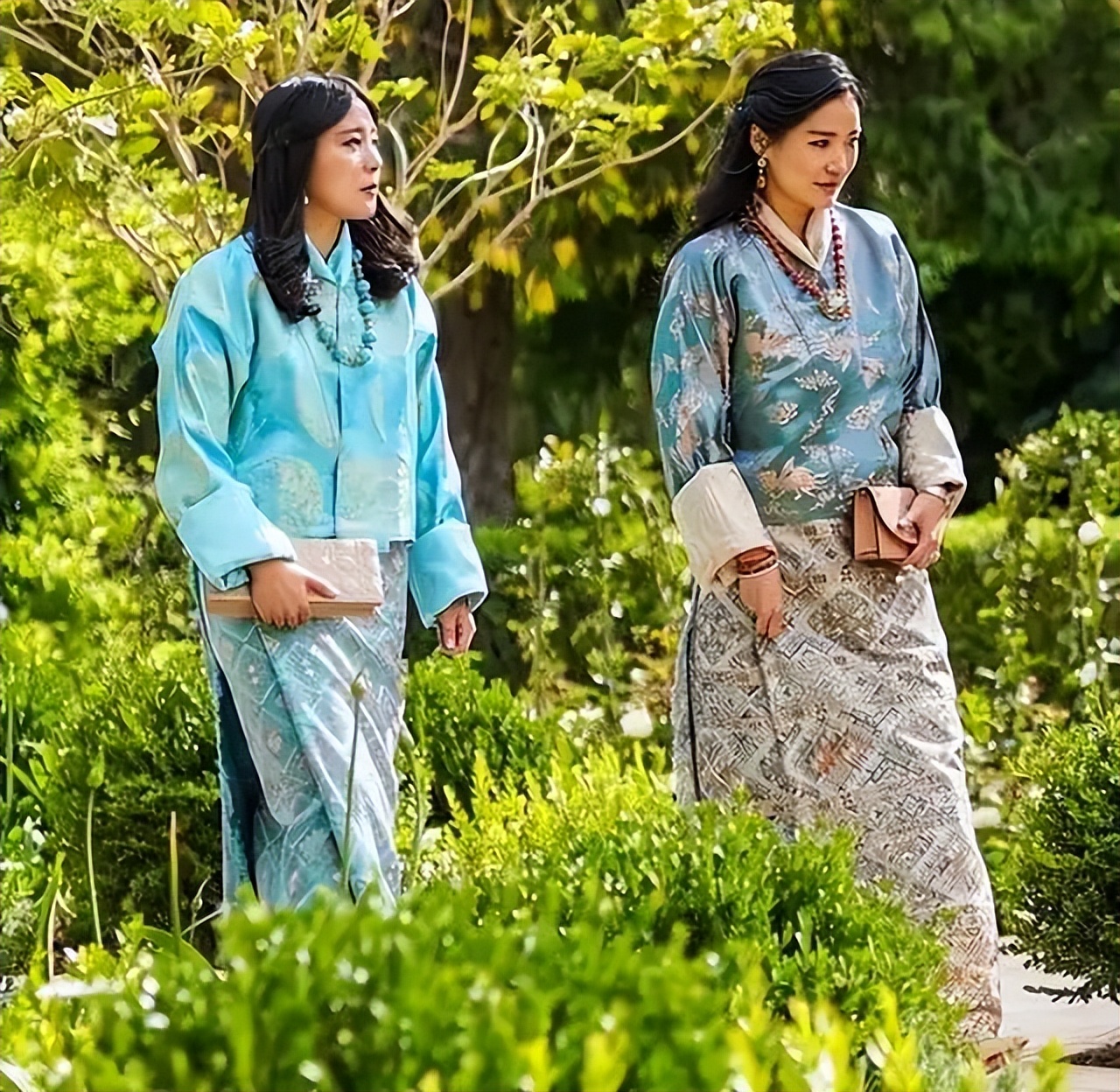 凯特王妃带父母参加约旦王室婚礼,凯特王妃约旦婚礼戴王冠