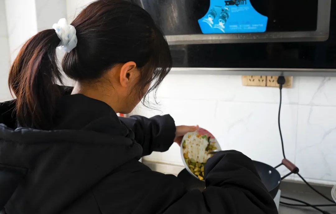 女童照顾卧床老母,三岁女童独自照顾瘫痪妈妈现状