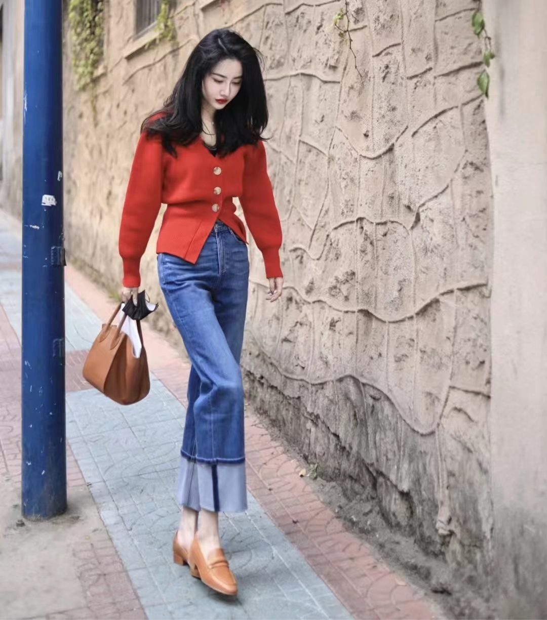 法式蝴蝶结上衣红色,红色搭配深杏色好看吗