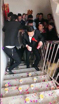 大街上看到的一幕万万想不到,大街上的一幕视频