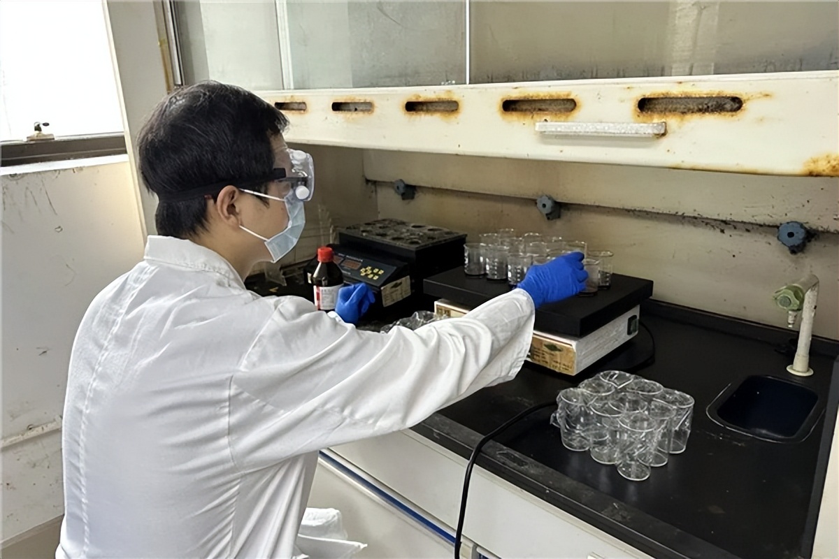 高温下的坚守只为保障一方清凉,高温天气中的坚守