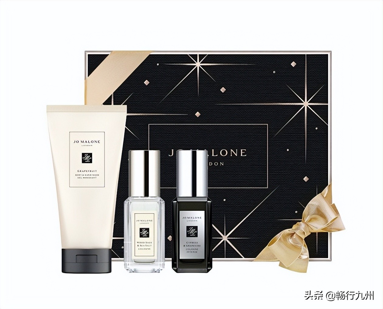 为爱人挑选心仪的礼物,用心挑选礼物的男人