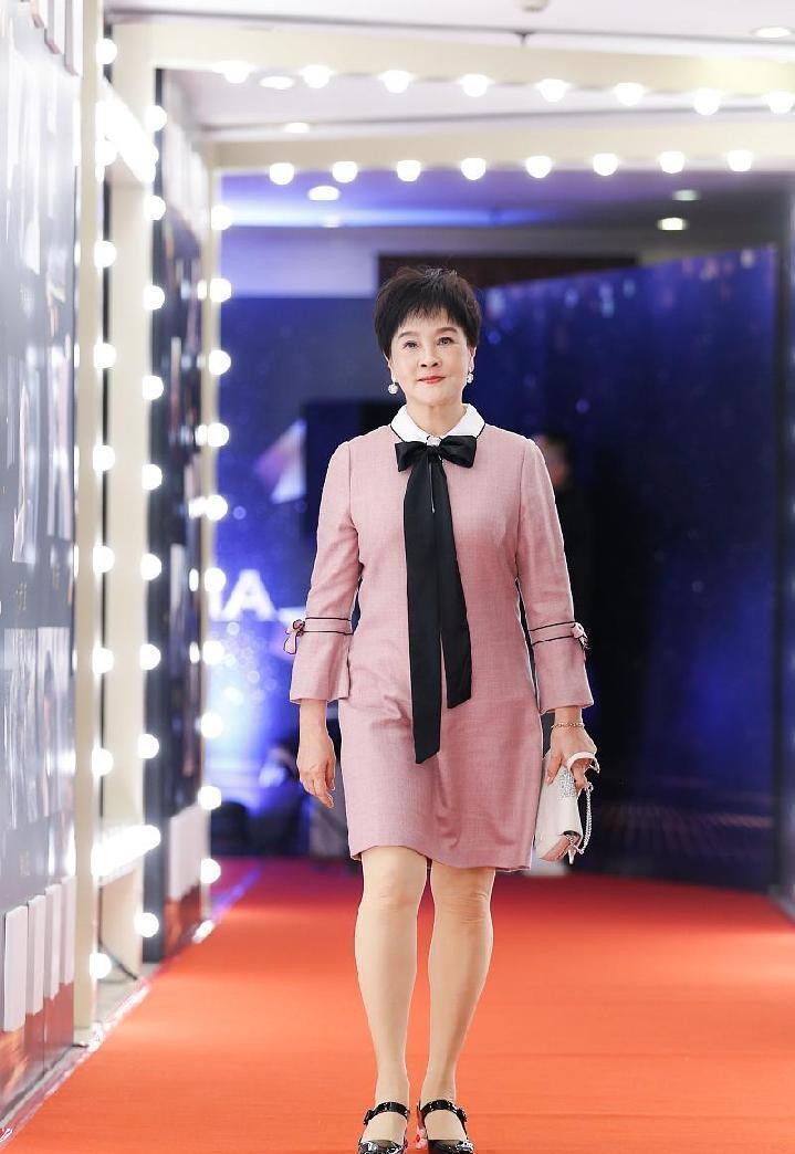 冯远征和老婆唐装照片,冯远征老婆穿红裙