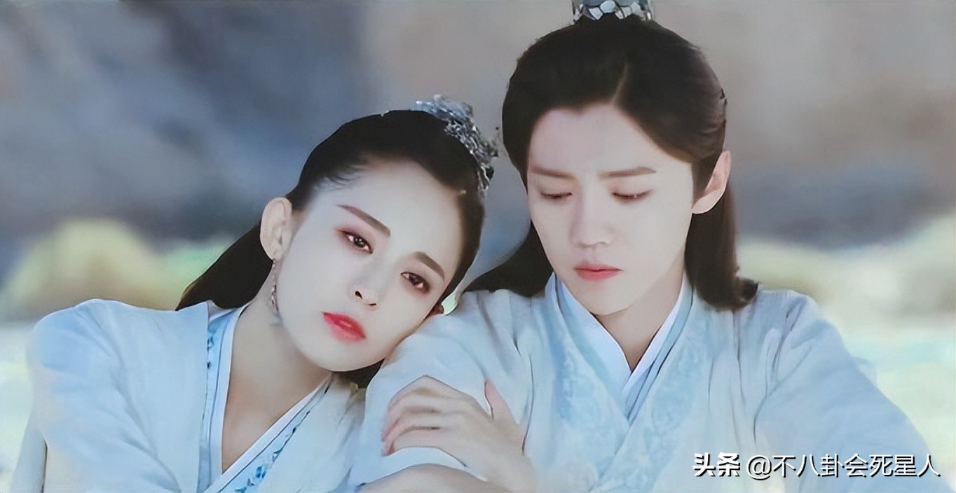 男人味也能“造假”？眉毛稀疏、画腹肌、贴鬓角，张艺兴差距最大