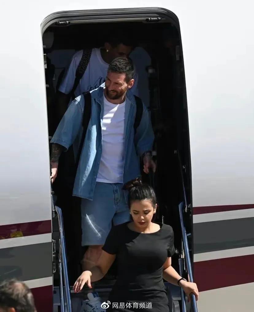 球王梅西任意球绝杀再渡封神,梅西抵京视频