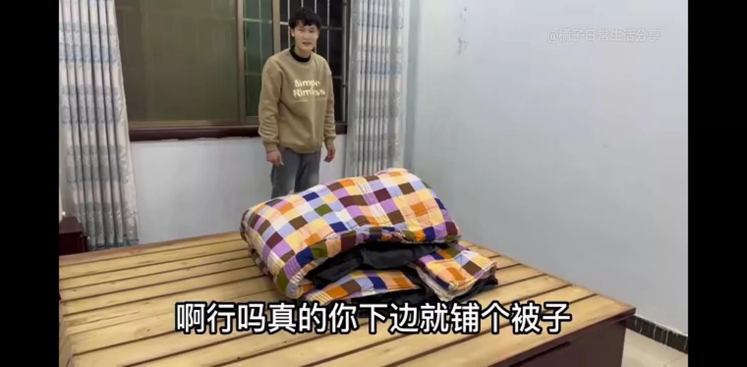 小贤半夜被橘子叫醒,小贤突然约橘子去他家吃饭