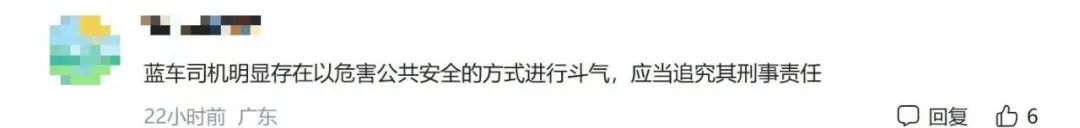 两车斗气驾驶撞高架护栏,两车高架上斗气一车险坠桥