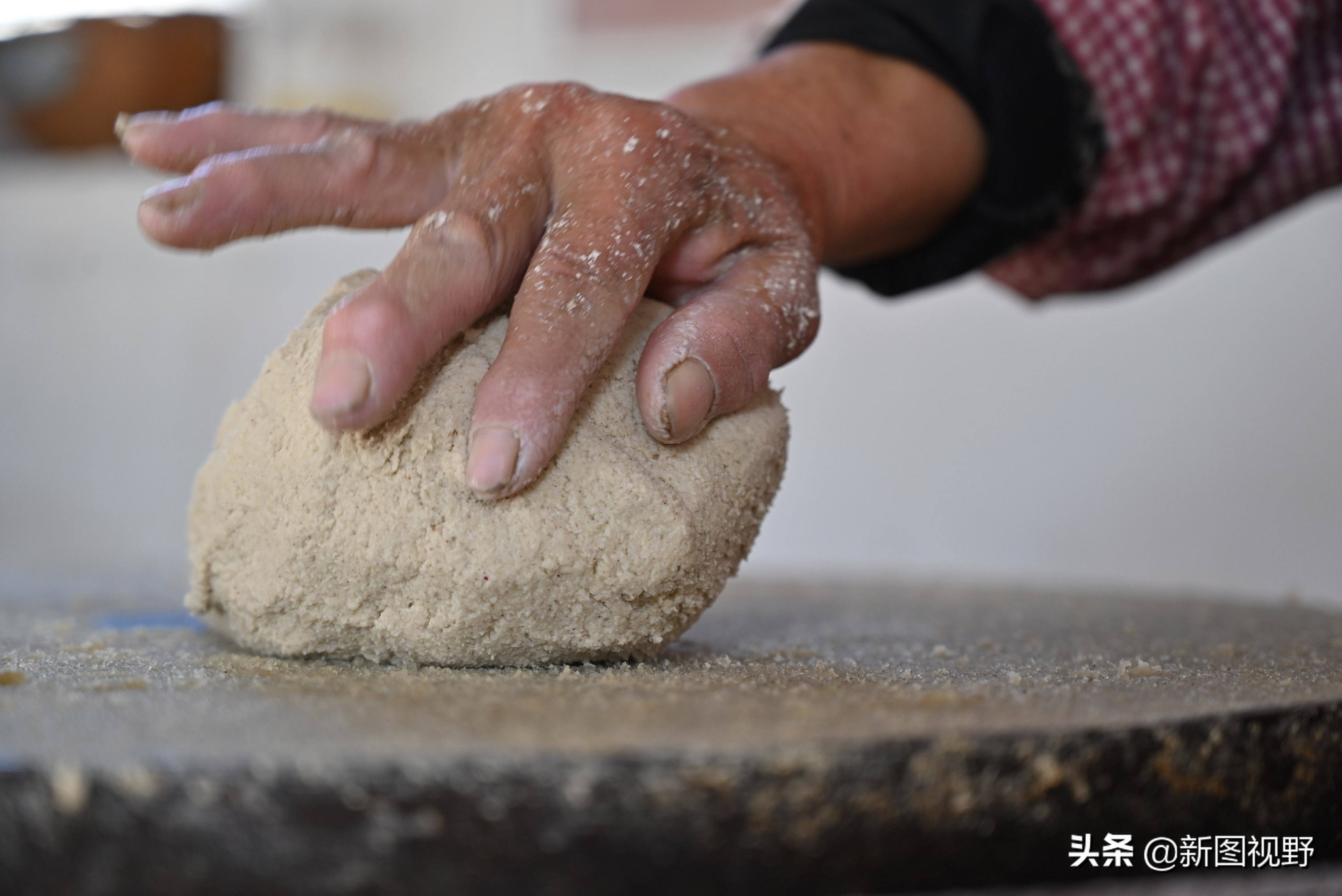 山东农村大妈手工摊煎饼视频,纯手工农村煎饼大姐