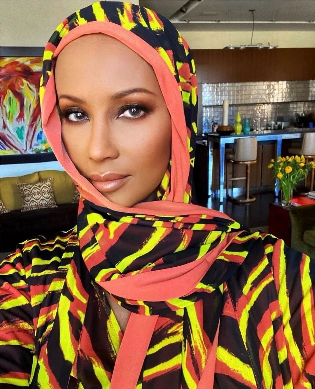 她真的做到了身居茅屋眼观全球，脚踩污泥胸怀天下！