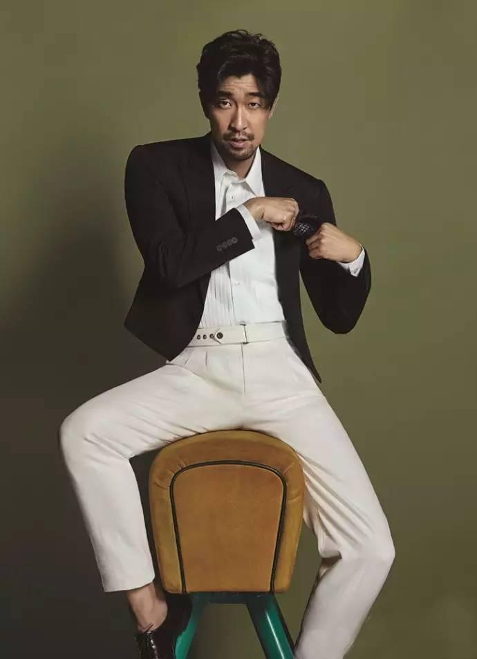 王*源千**上演《惊天救援》，拿影帝无人知，和圈外女友裸婚恩爱26年