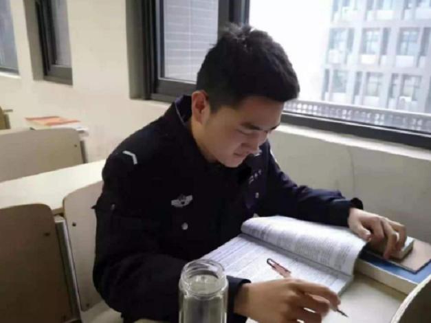 男公务员女富二代合适吗,女公务员与男公务员发展前景