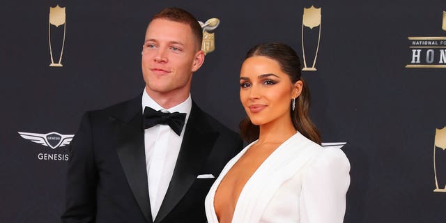 奥利维亚·卡尔波穿着一套类似的“有伤风化”服装达美航空的航班