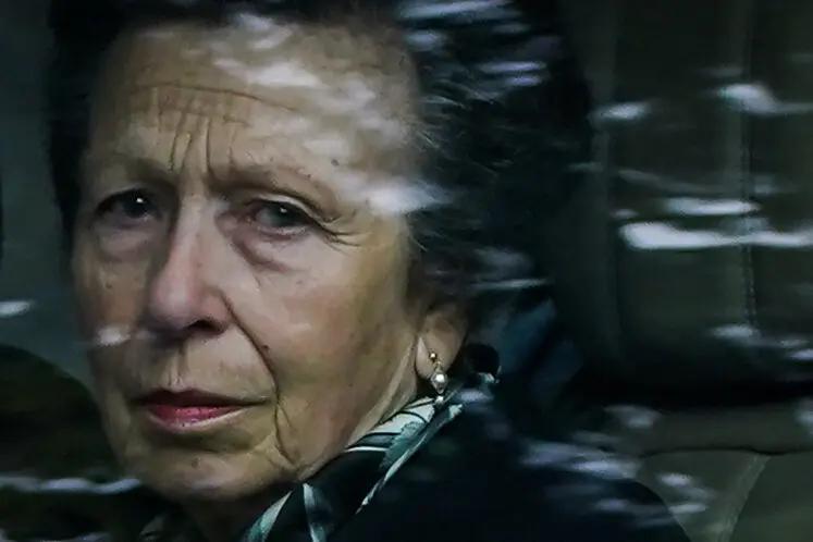 安妮公主的屈膝礼,安妮公主向戴安娜行屈膝礼