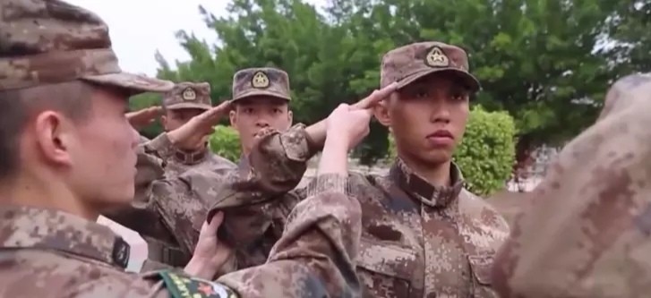 汶川地震后励志要当空降军的男孩,08年汶川地震第一次到灾区的部队