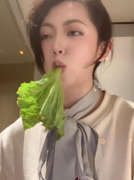 “豚鼠头子”猫一杯：靠啃菜叶子轻松圈粉1300万，到底有何魅力？