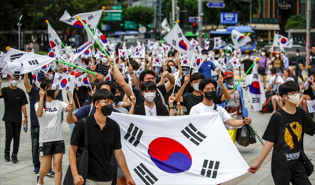 韩国民众当街表演痛打日军,韩民众街头表演痛打日军原视频