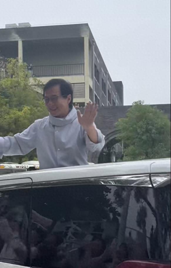 成龙出席武汉大学典礼,成龙武汉高校出席活动