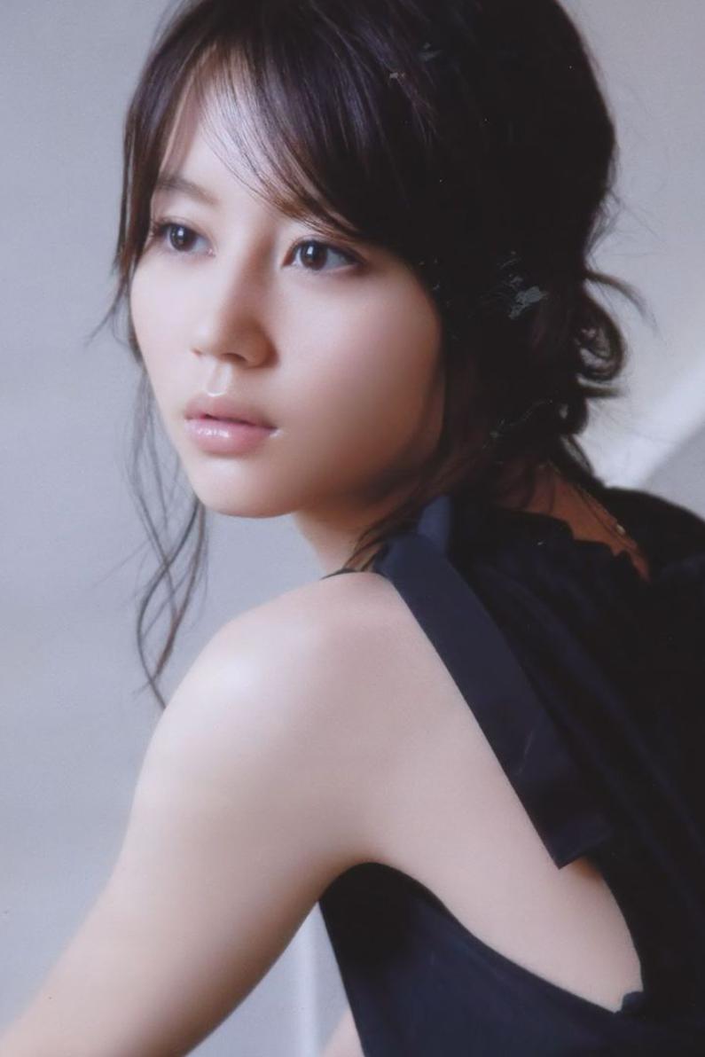 人气顶峰期闪婚引退,六年未见的“日剧女神”与丈夫带娃出街