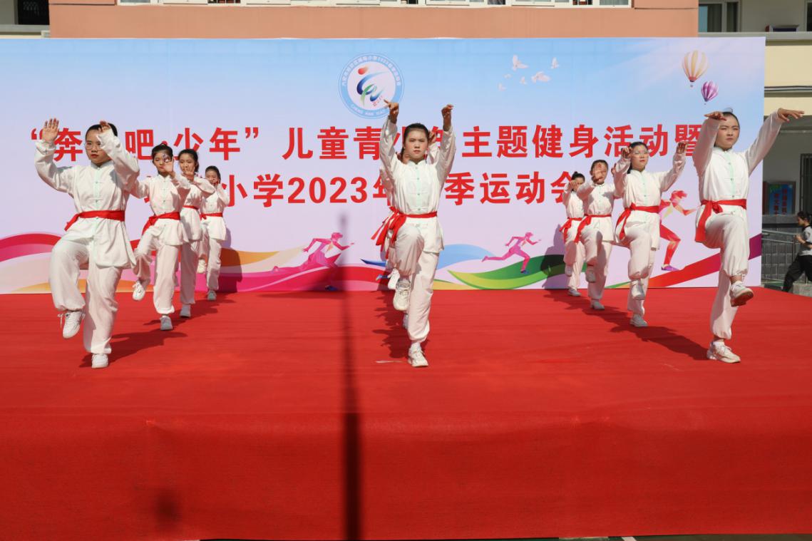 四月芳菲春意暖踏春赏花正当时,四月春意浓踏青赏花正当时